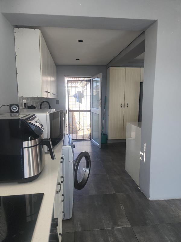 4 Bedroom Property for Sale in Pelikan Park Western Cape
